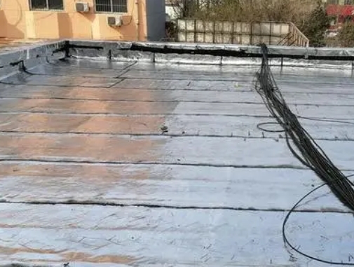 宁陕卫生间漏水维修公司分享下宁陕屋面楼顶防水刚性防水层施工要点。